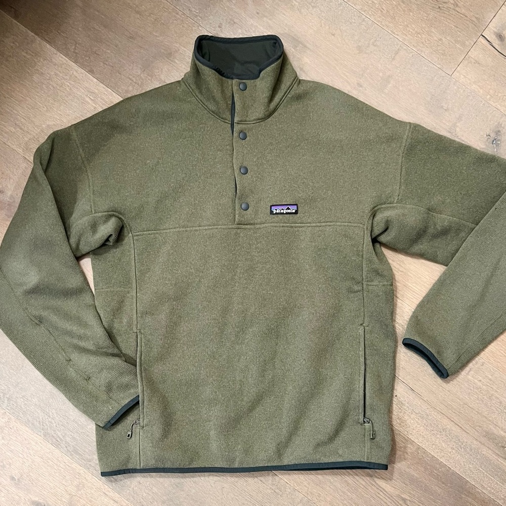 Patagonia quarter snap. Perfect for a hike.
